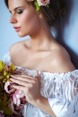 Beyaz elbiseli, buketli güzel kadın