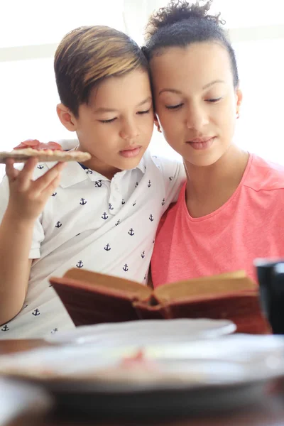 Family Dinner People Eating Pizza Home — Stock Photo, Image