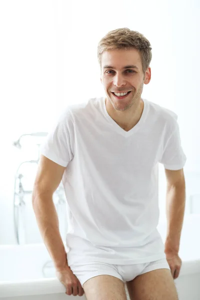 Banyodaki Yakışıklı Adam — Stok fotoğraf