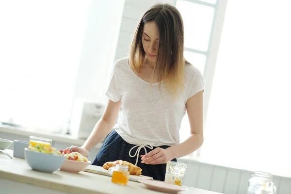 Chica Preparando Delicioso Desayuno Casa —  Fotos de Stock