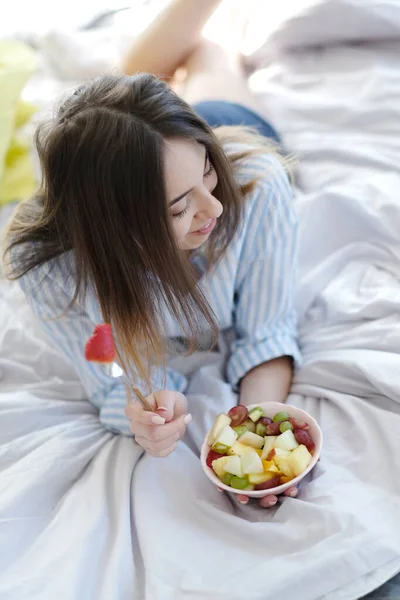 在床上吃早餐的妇女 — 图库照片