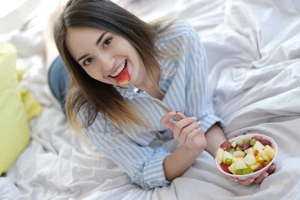 Mujer Con Desayuno Cama — Foto de Stock