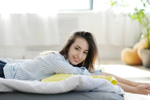 Morgen Schöne Mädchen Bett — Stockfoto