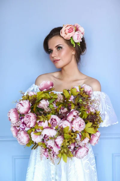 Beautiful Woman Bouquet Wearing White Dress — Stock Photo, Image