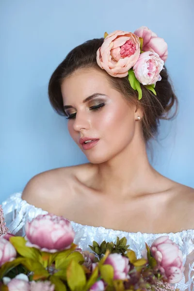 Bella Donna Con Bouquet Indossa Abito Bianco — Foto Stock