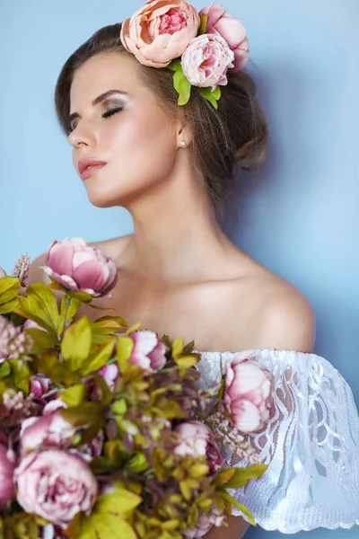 Hermosa Mujer Con Ramo Vestir Vestido Blanco — Foto de Stock