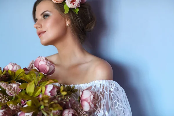 Bella Donna Con Bouquet Indossa Abito Bianco — Foto Stock