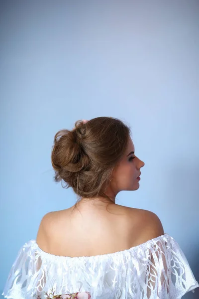 Vrouw Poseren Een Blauwe Muur Achtergrond — Stockfoto