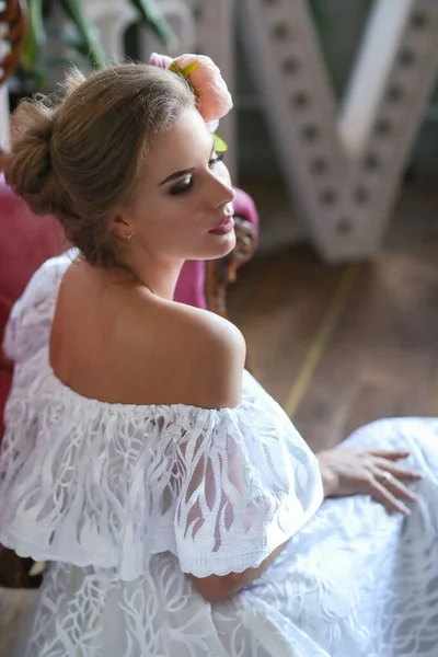 Beyaz Elbiseli Güzel Kadın — Stok fotoğraf