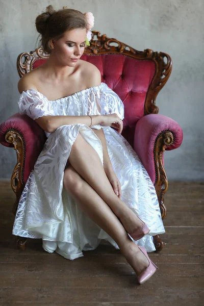 Piękna Kobieta Białej Sukience — Zdjęcie stockowe
