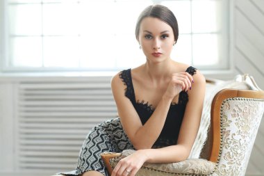 Yaşam tarzı. Evdeki genç kadın.