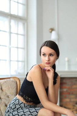 Yaşam tarzı. Evdeki genç kadın.