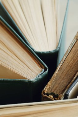 Okuyorum. Kitaplar masaya.