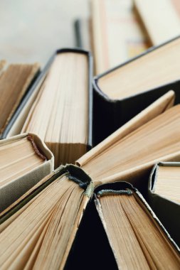 Okuyorum. Kitaplar masaya.