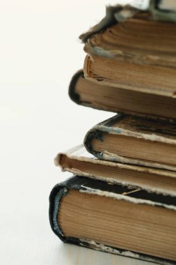 Okuyorum. Kitaplar masaya.