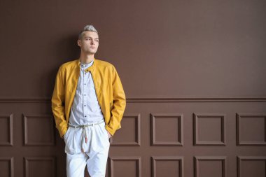 Beyaz saçlı genç adam.