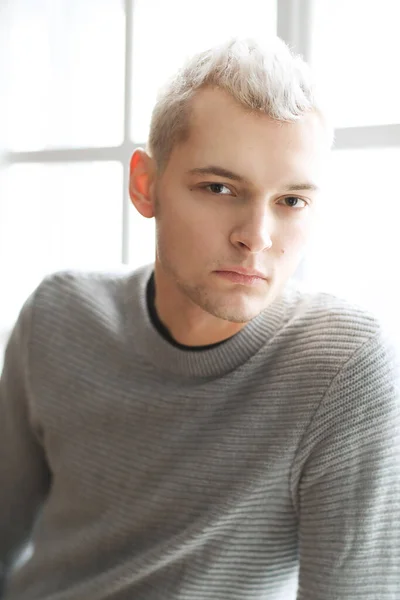 Joven Con Pelo Blanco —  Fotos de Stock