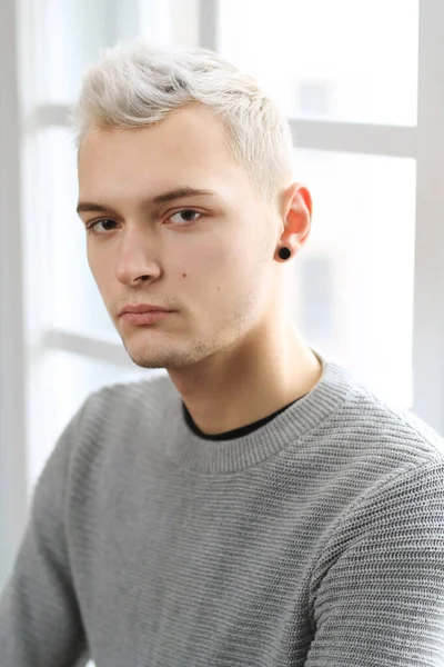 Молодой Человек Белыми Волосами — стоковое фото