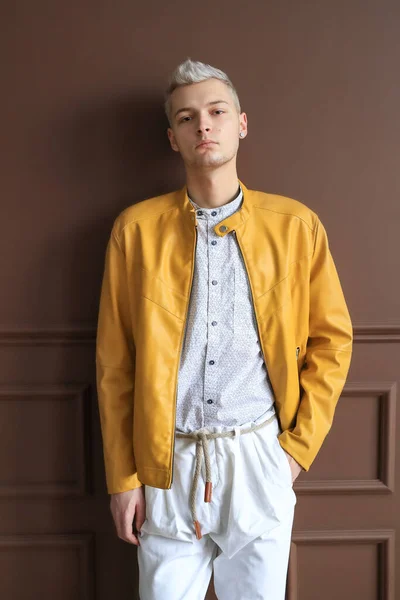 Joven Con Pelo Blanco —  Fotos de Stock