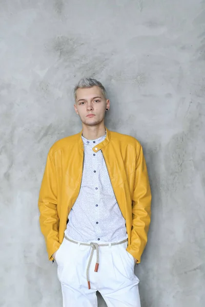 Joven Con Pelo Blanco —  Fotos de Stock