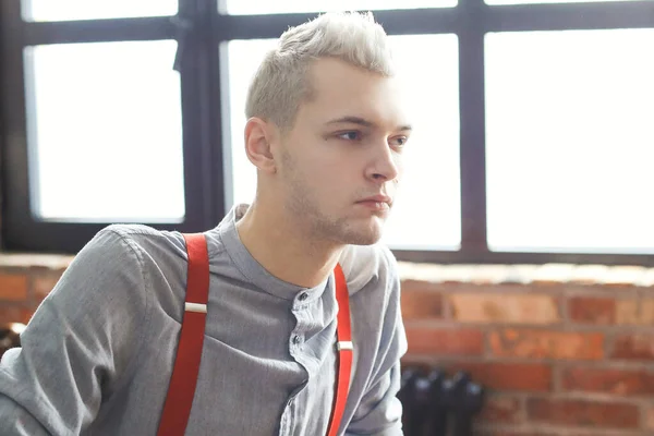 Jeune Homme Aux Cheveux Blancs — Photo