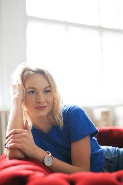 Kırmızı koltuktaki genç kız.