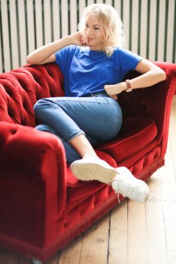 Kırmızı koltuktaki genç kız.