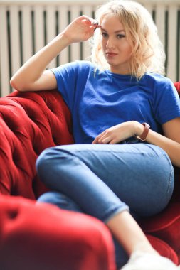 Kırmızı koltuktaki genç kız.