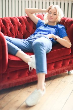 Kırmızı koltuktaki genç kız.