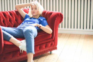 Kırmızı koltuktaki genç kız.