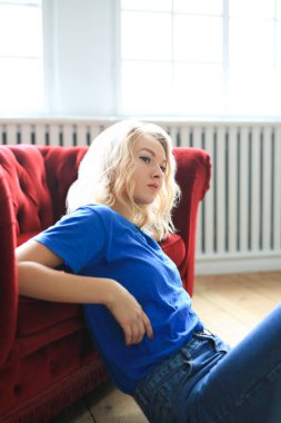 Kırmızı koltuktaki genç kız.