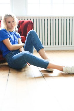 Kırmızı koltuktaki genç kız.