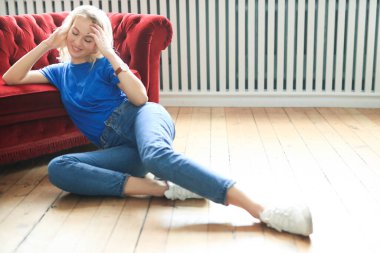 Kırmızı koltuktaki genç kız.