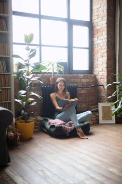 Okul ve üniversite. Yerde kitabı olan güzel bir kız.