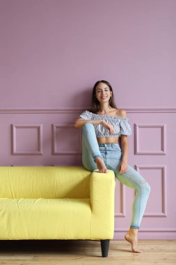 Sarı kanepede güzel bir kız