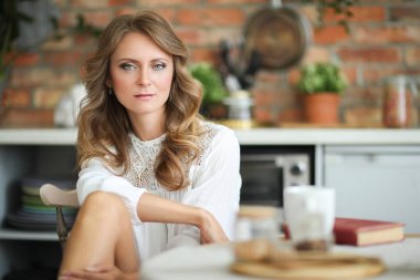 Sabahları mutfakta güzel bir kadın