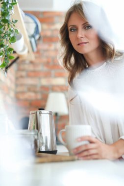 Sabahları mutfakta güzel bir kadın