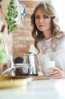 Sabahları mutfakta güzel bir kadın