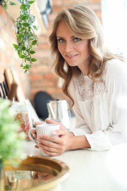 Sabahları mutfakta güzel bir kadın