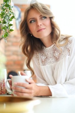 Sabahları mutfakta güzel bir kadın