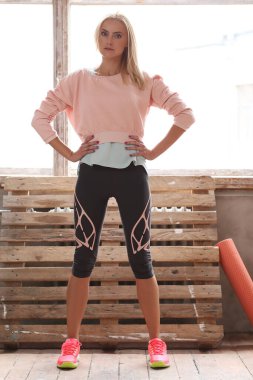 Spor ve egzersiz. Spor salonunda güzel bir kadın