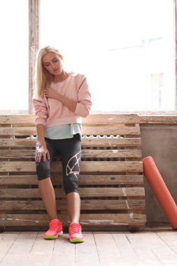 Spor ve egzersiz. Spor salonunda güzel bir kadın