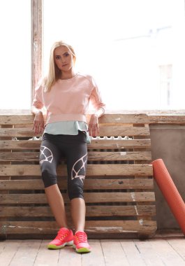 Spor ve egzersiz. Spor salonunda güzel bir kadın