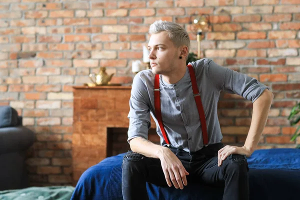 Beyaz saçlı genç adam.