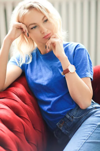 Kırmızı koltuktaki genç kız.