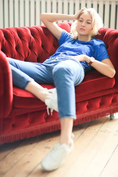 Kırmızı koltuktaki genç kız.