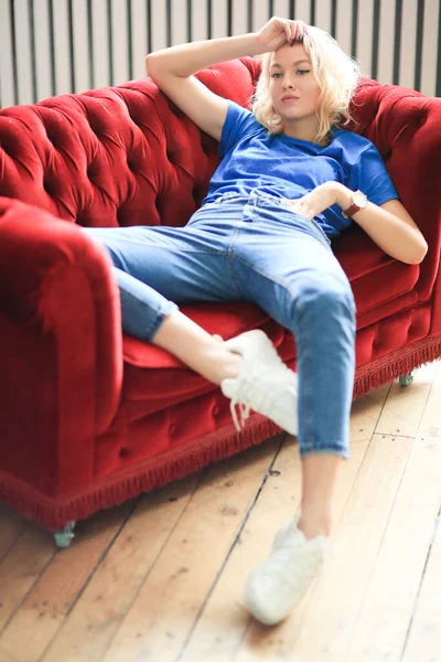 Kırmızı koltuktaki genç kız.