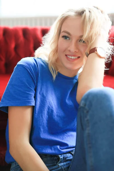 Kırmızı koltuktaki genç kız.