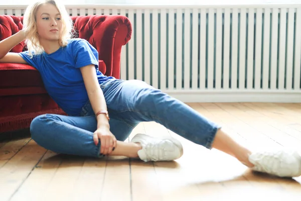 Kırmızı koltuktaki genç kız.