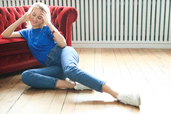 Kırmızı koltuktaki genç kız.